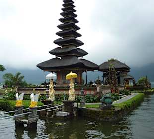 Am See und Wassertempel