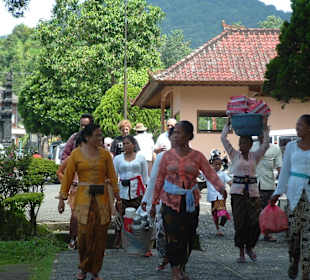 Pilger auf dem Weg zum Bratan Tempelfest