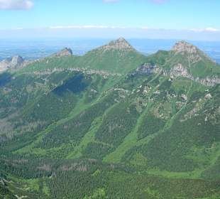 Widok ze szczytu na Tatry Bielskie