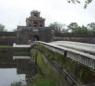 Brücke über den Wehrgraben