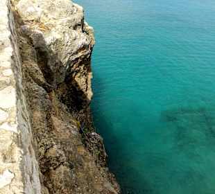 Blick von der Klippe ins Meer
