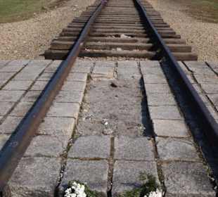 Gleis in den Tod