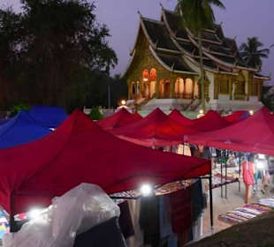 Luang Prabang Königspalast mit Nachtmarkt