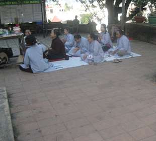 Betende Anhänger der Cham