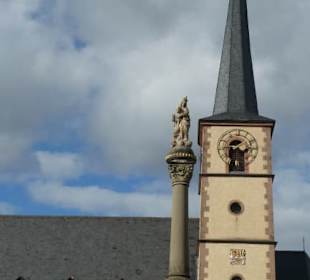 Mariensäule und die Kirche St. Peter und Paul