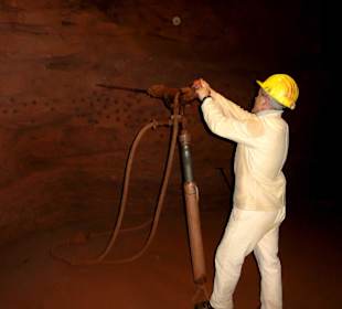 Der Führer demonstriert eine Bohrung