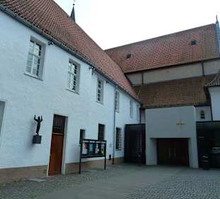 Kircheneingang vom Kloster aus