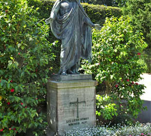 Am Haupteingang des Friedhofs Nienstedten