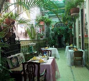 Flur,rechts geht es zu den einzelne Zimmern