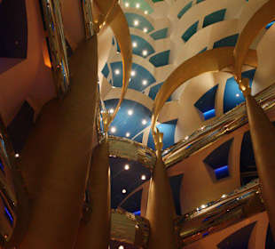 Blick von der Lobby nach oben zu den Zimmern