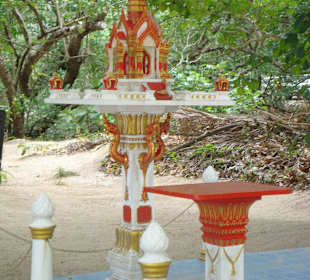 Kleine Opfergaben am Strand