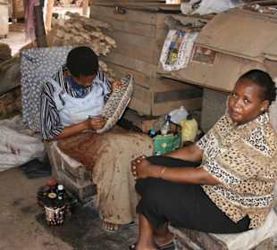 Frauen beim Bemalen von Holzschalen