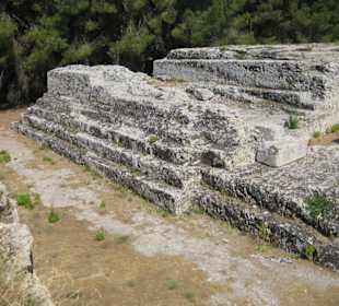 Vordere Breitseite des Altars