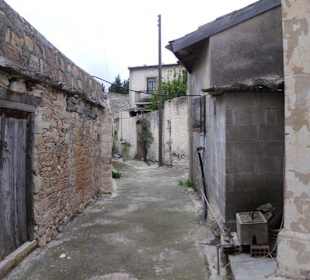 Gasse mit verlassenen Häusern