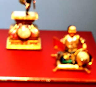 Sind ca. sechs Vitrinen voll