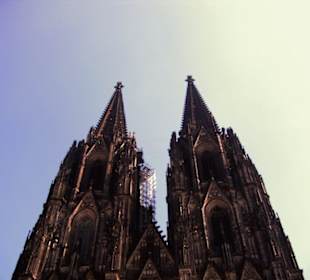 Der Kölner Dom bei blauem Himmel