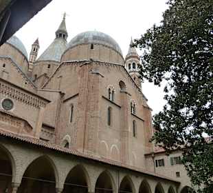 Kreuzgang mit Basililica