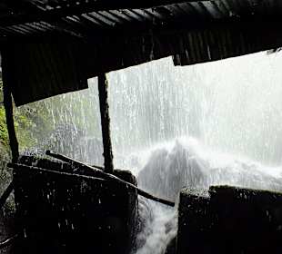 Unter dem Blechdach ist es relativ trocken