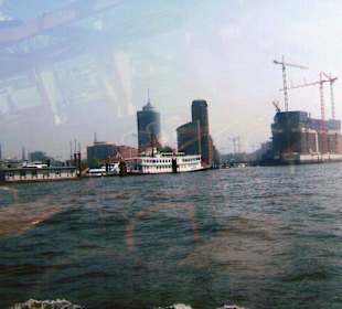 Speicherstadt mit Elbphilharmonie (in Bau) rechts