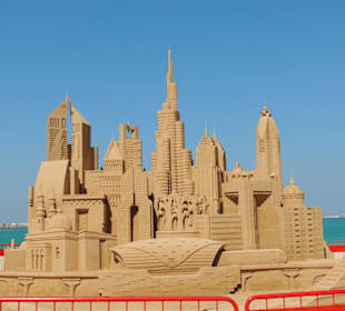Sandskulptur mit der Skyline von Dubai