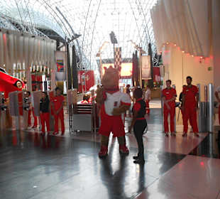 Ferrari World warten auf Einlass
