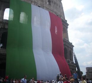 Colosseum mit italienischer Flagge