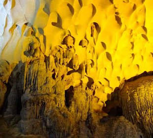 Verschieden Steinformationen in der Höhle