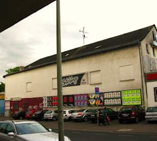 Unscheinbares Haus von der Straßenseite aus
