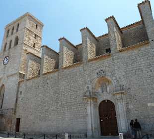 Die Catedrale hoch oben auf dem Berg der DaltVilla