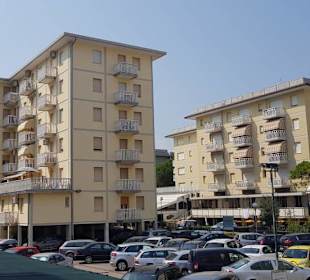 Vorne Parken, hinten die ersten Hotels