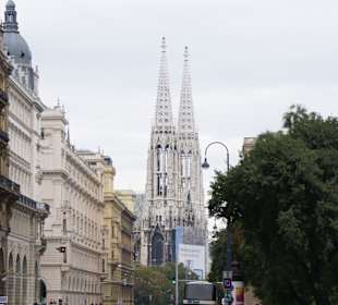 Außenansicht vom Rathaus aus - imposant