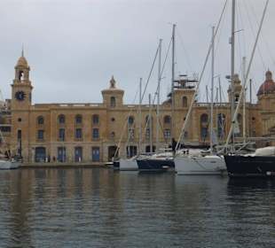 Port jachtowy widoczny z promu.