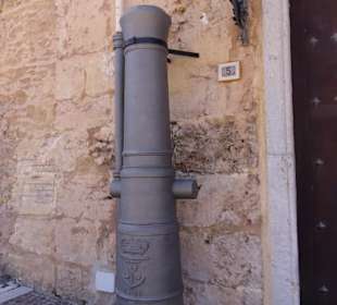 Ein Kanonenlauf an der Hauswand