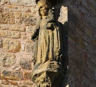 Statue an der Außenwand
