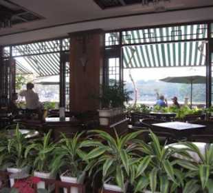 Restaurant-Durchblick auf den Hoan Kiem-See