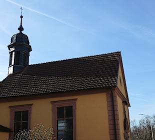 St. Anna: eine kleine Kirche in einem kleinen Dorf