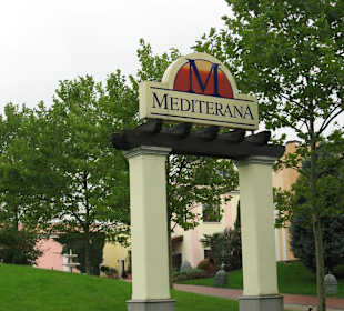 Straßenfront des Mediterana