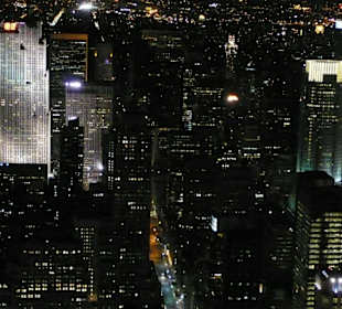 Wolkenkratzer bei Nacht