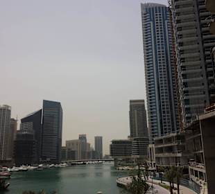 Weg über Brücke zur Mall