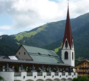 Blick zur Pfarrkirche St. Oswald