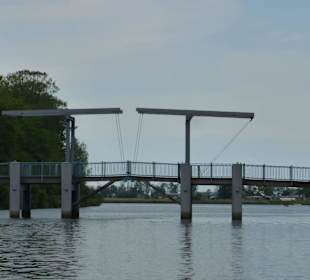 Vor uns die ungenutzte Zugbrücke