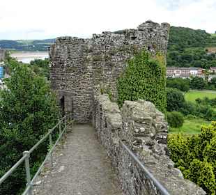 Auf der Stadtmauer in Conwy
