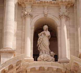 Maria gehört in die Mitte