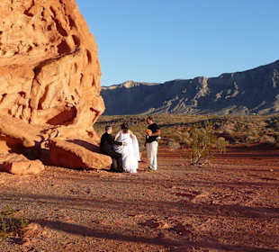 Hochzeitspaar mit Fotograf