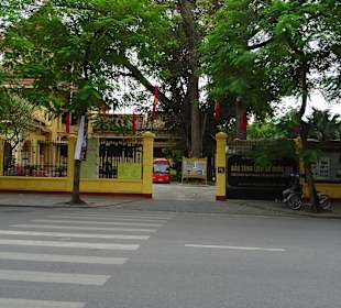 Kaum zu finden hinter den Bäumen versteckt