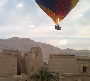 Ballon Flug über den Medinet Habu Tempel