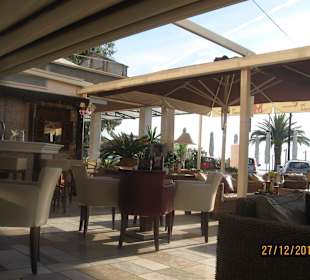 Momenti Cafe, Aussen