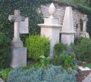 Alte Grabsteine auf dem Kirchhof von St. Gallus