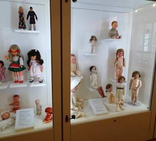 Vitrine mit Exponaten im Museum