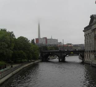 Der Fernsehturm im Nebel